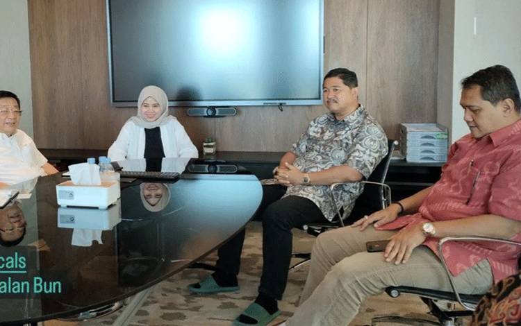 Kunjungan Ecogreen Oleochemicals ke kantor SSMS Pangkalan Bun sebagai salah satu kerja sama sawit berkelanjutan yang dilaksanakan perseroan.(FOTO: Dokumentasi SSMS untuk Borneonews)