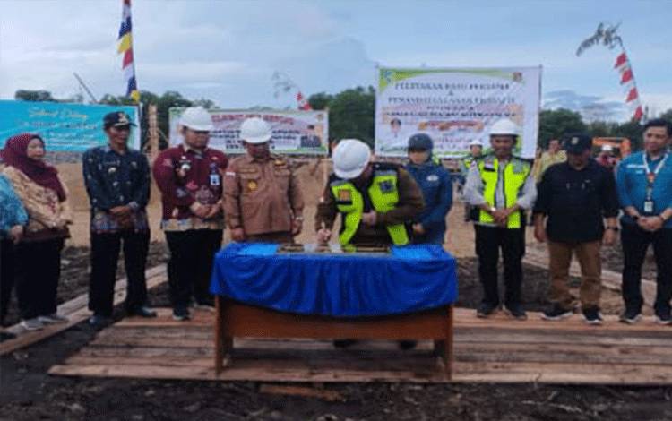 Pj Bupati Katingan Lakukan Pelatakan Batu Pertama Pembangunan Rumah Sakit Pratama Katingan Kuala