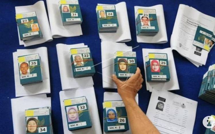 Ilustrasi - Petugas Panitia Penyelenggara Ibadah Haji (PPIH) menata dokumen paspor dan visa jamaah calon haji yang sudah siap untuk dibagikan. (ANTARA FOTO/Aloysius Jarot Nugroho)