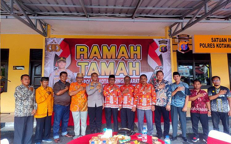 Kapolres Kobar AKBP Yusfandi Usman bersama anggota FPK Kobar melakukan sesi foto bersama. (Foto : ISTIMEWA)