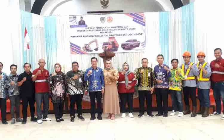 Pj Bupati Barito Utara Buka Pelatihan Operator Alat Berat