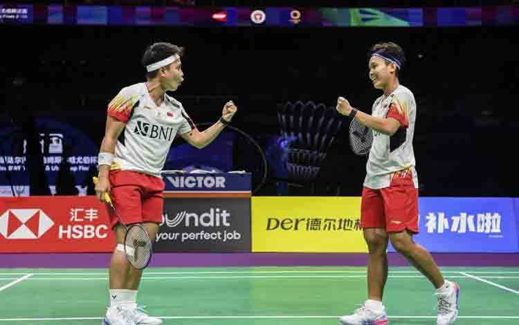 Pebulu tangkis ganda putri Indonesia Siti Fadia Silva Ramadhanti (kanan) dan Apriyani Rahayu (kiri) melakukan selebrasi usai menang atas pebulu tangkis ganda putri Thailand Jongkolphan dan Rawinda Prajongjai dalam babak perempatfinal Piala Uber 2024 di Chengdu Hi Tech Zone Sports Center Gymnasium, Chengdu, China, Jumat (3/5/2024). Pasangan Apriyani/Fadia menang dalam dua gim 21-17, 21-14 dan tim Indonesia unggul atas Thailnad dengan skor 2-0. ANTARA FOTO/Galih Pradipta/foc.