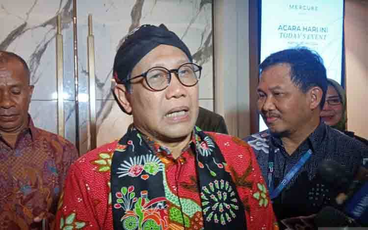 Menteri Desa, Pembangunan Daerah Tertinggal, dan Transmigrasi (Mendes PDTT) Abdul Halim Iskandar saat ditemui wartawan usai membuka Bimbingan Teknis (Bimtek) Kader Digital Desa Cerdas Fase III Tahun 2024 di Jakarta, Jumat (31/5/2024). ANTARA/Tri Meilani Ameliya