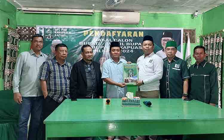 Ahmad Sofian Apriady saat mendaftar bakal calon kepala daerah ke DPC PKB Kapuas pada Jumat, 31 Mei 2024. (FOTO: DODI)