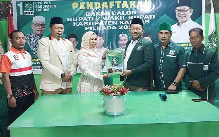 Perkuat Dukungan Maju Pilkada Kapuas, Sri Umi Daryatun Juga Daftar ke PAN dan PKB