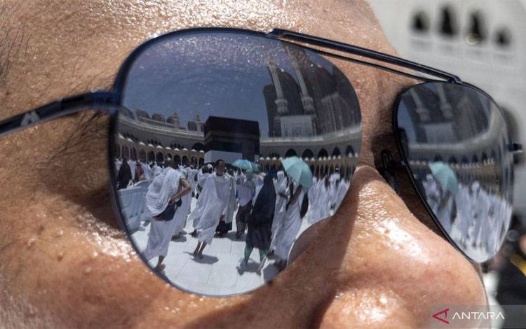 Refleksi umat Islam berada di dekat kakbah seusai berlangsung peristiwa Rashdul Qiblah atau waktu matahari tepat di atas Kakbah di Masjidil Haram, Makkah, Arab Saudi. ANTARA FOTO/Sigid Kurniawan