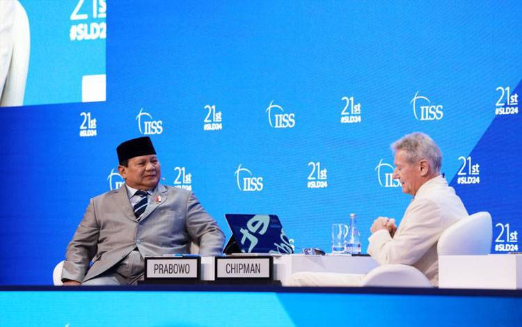 Menteri Pertahanan Prabowo Subianto (kiri) saat menghadiri pertemuan International Institute for Strategic Studies (IISS) Shangri-La Dialogue Ke-21 di Singapura, Sabtu (1/6/2024). ANTARA/HO-Humas Kemhan