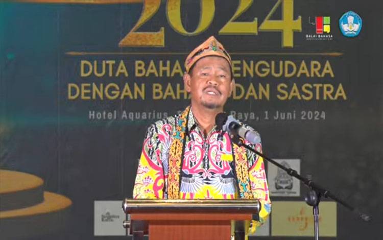 Kepala Balai Bahasa Provinsi Kalimantan Tengah, Muhammad Muis membuka acara Malam Puncak Pemilihan Duta Bahasa Kalteng 2024 pada Sabtu, 1 Juni 2024.(FOTO: TESTI PRISCILLA)