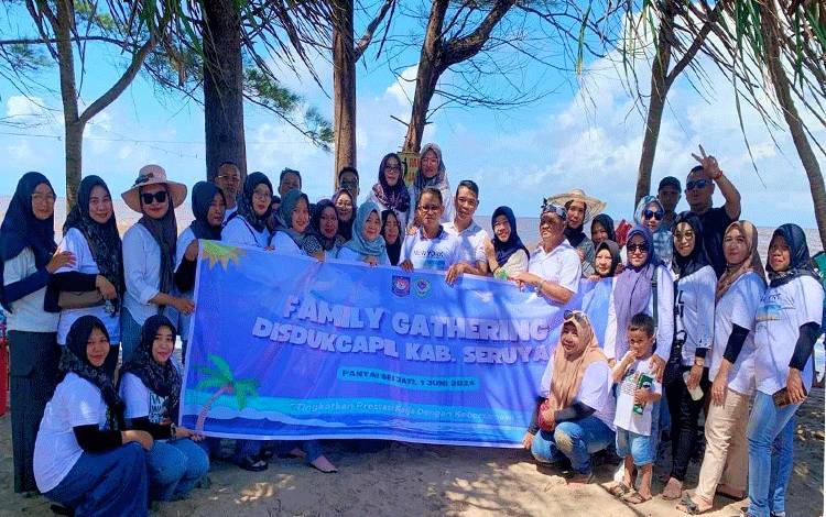 Disdukcapil Seruyan Gelar Family Gathering di Pantai Sungai Jati