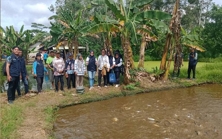 Tim dari BBRBLPP didampingi pihak Kecamatan Bataguh saat kunjungi lokasi budidaya ikan Pokdakan di Desa Sei Jangkit. (FOTO: IST)