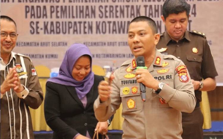 Komitmen Netralitas Dalam Pilkada 2024, Kapolres Kobar Bagikan Nomor WA ke Panwaslu Desa