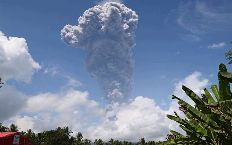 Letusan Gunung Ibu Hembuskan Awan Abu Setinggi 7 Km