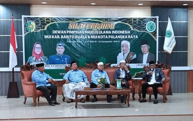 Dialog santai dalam kegiatan silaturahmi MUI Batola ke MUI Kota Palangka Raya pada Sabtu, 1 Juni 2024. (FOTO: Dokumentasi Lukman Juhara)