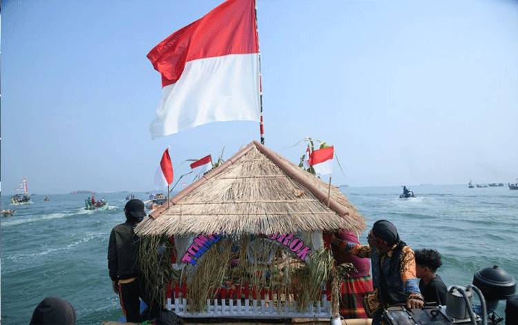 500 Kapal Nelayan Ramaikan Sedekah Laut Larung Sesaji