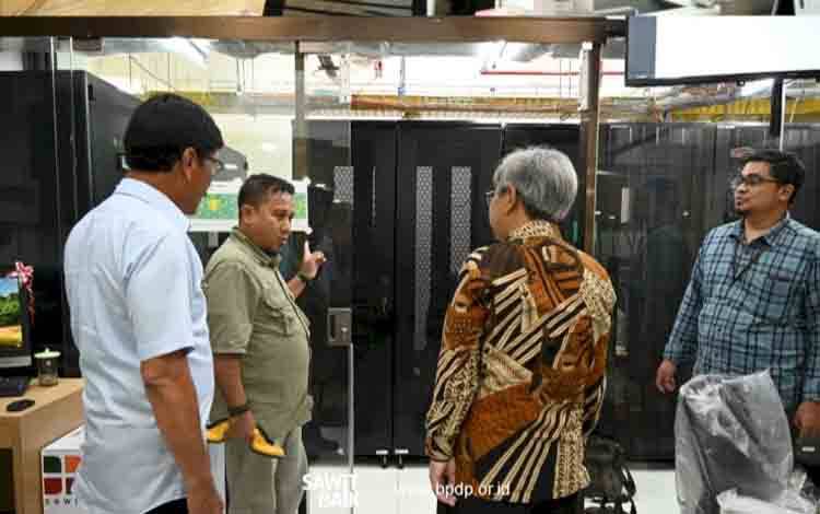 Pegawai di kantor BPDPKS saat menerima kunjungan Direktur Jenderal Perbendaharaan Kementerian Keuangan baru-baru ini. Salah satu kontribusi BPDPKS untuk dunia pendidikan ialah pemberian beasiswa SDMPKS. (FOTO: Rilis BPDPKS)