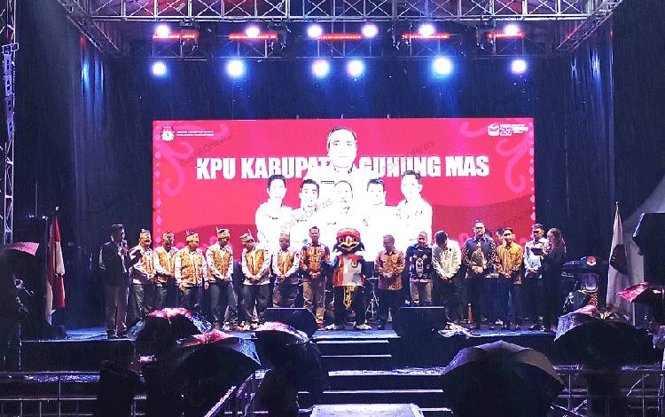 Momen peluncuran pilkada Kabupaten Gunung Mas tahun 2024 di taman kota Kuala Kurun, Minggu, 2 Juni 2024 malam. (FOTO: RISKA YULYANA)