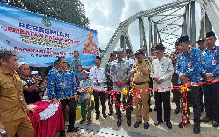 Pembangunan Dilaksanakan 3 Tahap, Jembatan Pasar Senin Anjir Km 11 Perlancar Akses Warga