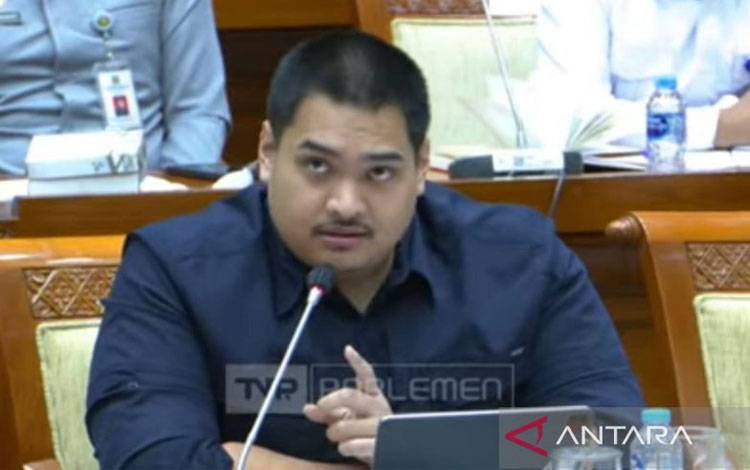 Menpora Dito Ariotedjo rapat dengan Komisi III DPR RI, guna membahas proses naturalisasi pesepak bola Calvin Verdonk dan Jens Raven, Jakarta, Senin (3/6/2024, 15.00 WIB). ANTARA/YouTube/@Komisi III DPR/Donny Aditra