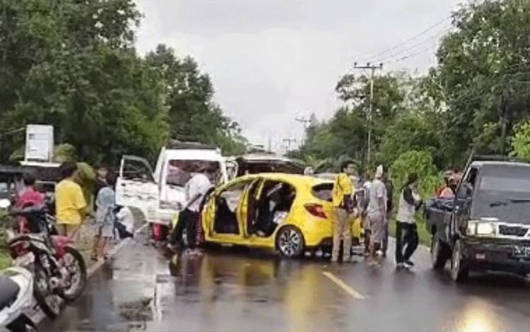 Hujan, Mobil Brio dan Pikap Terlibat Kecelakaan di Jalan Trans Kalimantan Anjir Kapuas