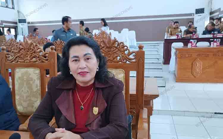 Anggota DPRD Gunung Mas Rayaniatie Diangkat saat mengikuti rapat paripurna. (FOTO: RISKA YULYANA)