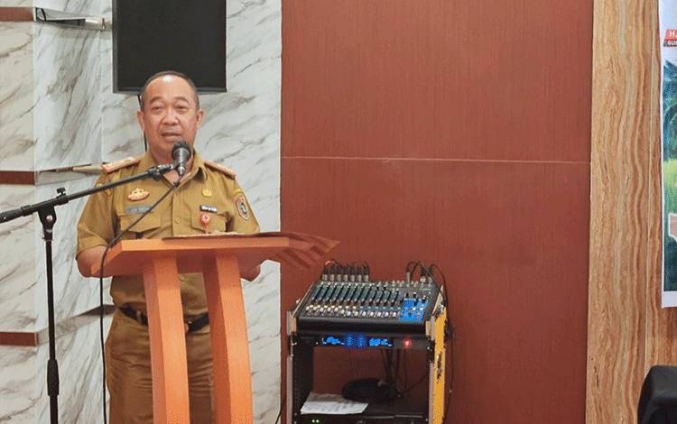 Kepala Dinas Lingkungan Hidup (DLH) Kalteng, Joni Harta saat rangkaian sosialisasi baru baru ini. (FOTO:NS)