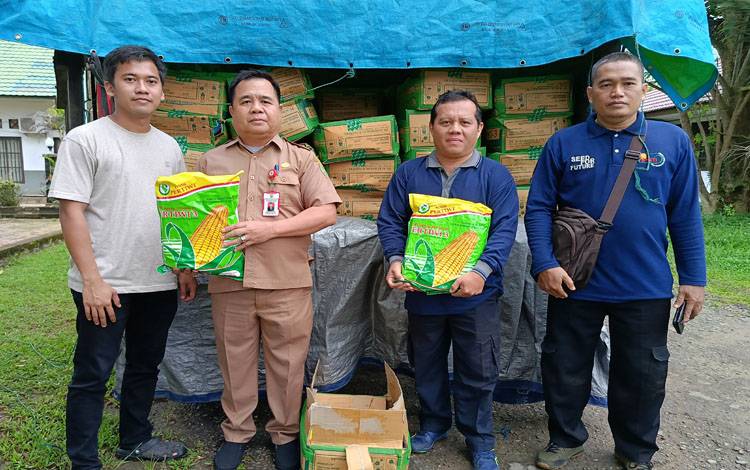 Kepala DistanKP Barito Timur Lurikto, didampingi Kabid Tanaman Pangan Erwin Friadi saat melepas penyaluran bantuan benih jagung kepada petani, Selasa, 4 Juni 2024. (FOTO: BOLE MALO)
