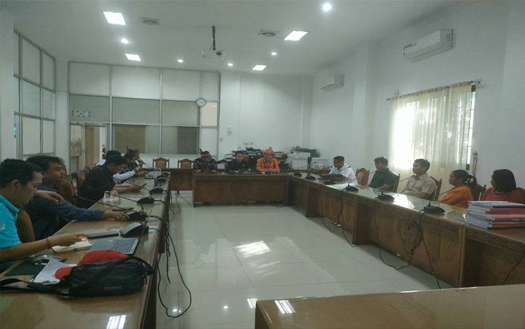 Komisi I DPRD Kalteng Fasilitasi Keluarga Almarhum Gijik Bertemu Damang Kepala Adat Kalteng