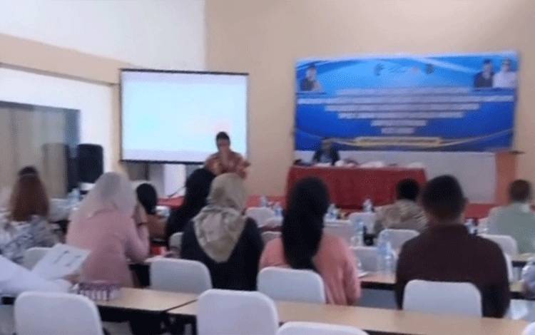 Suasana saat Bimtek dan sosialisasi implementasi perizinan berusaha berbasis risiko digelar DPMPTSP Kapuas di hari kedua, Selasa, 4 Juni 2024. (FOTO: IST)