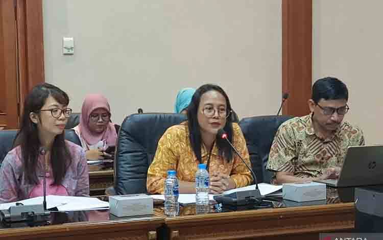Direktur Industri Semen, Keramik dan Pengolahan Bahan Galian Non-Logam Kemenperin Putu Nadi Astuti (tengah) di Jakarta, Selasa (4/6/2024). ANTARA/Muzdaffar Fauzan.
