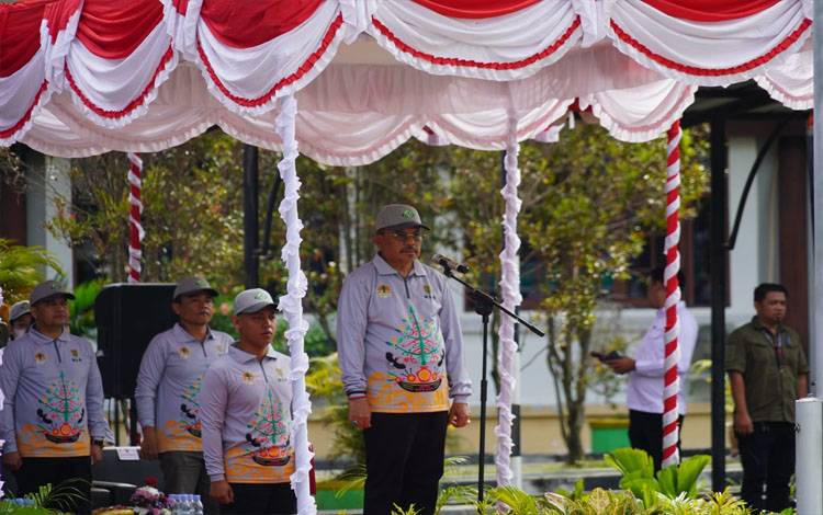 Sekda?Kalteng Nuryakin saat pimpin Upacara Peringatan Hari Lingkungan Hidup se-Dunia Tahun 2024. (FOTO:ALDO)