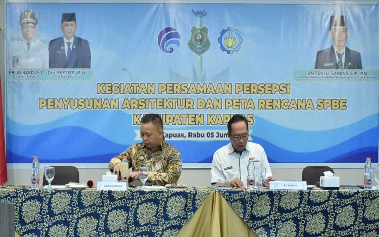 Asisten III Setda Kapuas, Ahmad M Saribi (kanan) saat hadiri pertemuan persamaan persepsi penyusunan arsitektur dan peta rencana SPBE di Kabupaten Kapuas pada Rabu, 5 Juni 2024. (FOTO: IST)