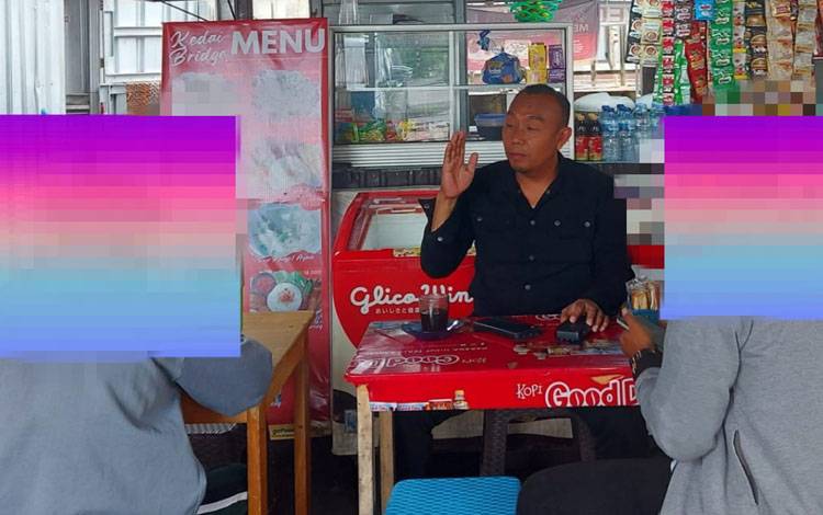 FJ saat dimediasi dengan N oleh Ketua Tim Virtual Police Bidhumas Polda Kalteng Ipda Shamsuddin (Foto : Tim Virtual Police Bidhumas Polda Kalteng)