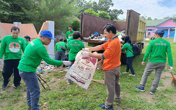 Peringati Hari Lingkungan Hidup Sedunia, DLH Barito Timur Pungut Sampah yang Dibuang Sembarang?