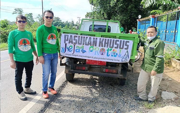 Kepala DLH Barito Timur Mishael (tengah), bersama staf saat meluncurkan inovasi Jejal Protala di Tamiang Layang, Rabu, 5 Juni 2024. (FOTO: BOLE MALO)
