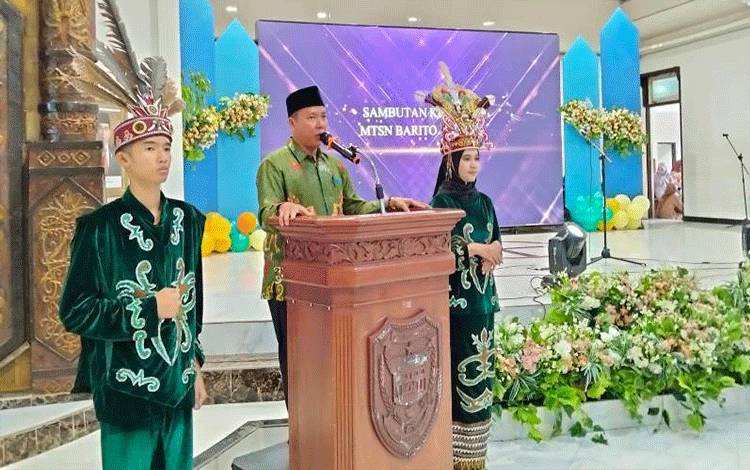 Kepala Sekolah MTsN Barito Utara, Satia Rahman saat memberikan sambutan pada acara pelepasan dan perpisahan siswa siswi kelas IX MTsN Barito Utara di gedung balai Antang Muara Teweh. (Foto: Dhani)