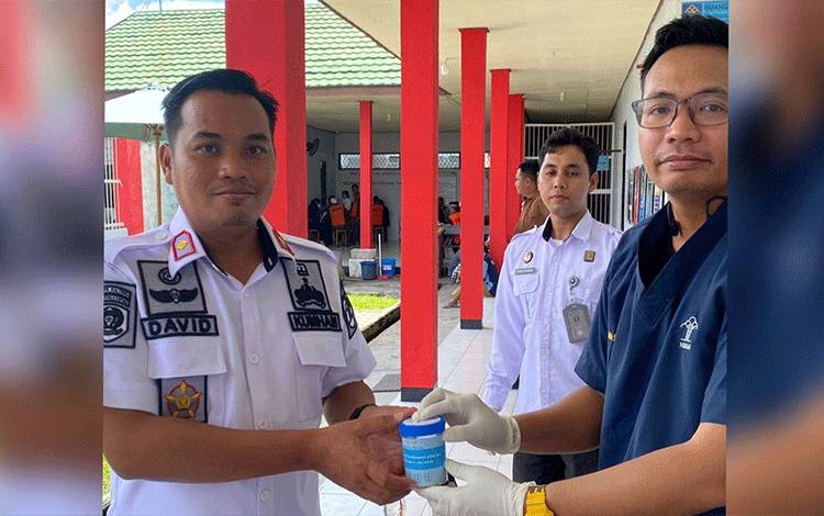 Pegawai dan WBP Rutan Kapuas Jalani Tes Urine