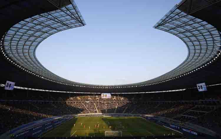 Pemandangan umum Olympic Stadium (Olympiastadion) selama pertandingan sepak bola divisi pertama Jerman Bundesliga Hertha BSC Berlin vs TSH+G Hoffenheim di Berlin, Jerman, pada 19 Maret 2022. (ANTARA/AFP/Odd Andersen)