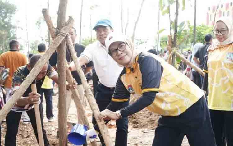 Komitmen Lestarikan Alam, Pj Wali Kota Palangka Raya Tanam Pohon di Rakernas Apeksi
