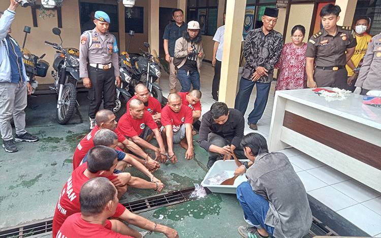 Puluhan Gram Narkoba Dibuang ke Selokan Polres Kotim