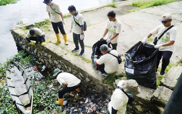 Relawan Pegawai PLN Sapu Bersih 1,4 Ton Sampah 3 Lokasi Kalteng-Kalbar