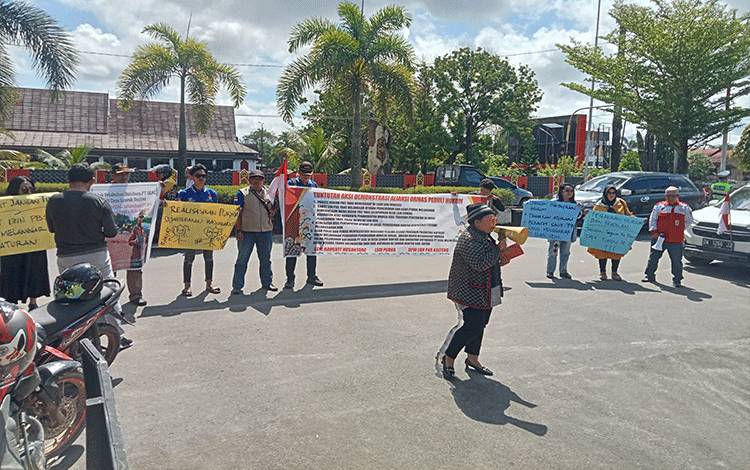 Koalisi Ormas Peduli Hukum Demo di Depan Polres dan Pemda Kotim, Minta Tindak PBS Melanggar Aturan