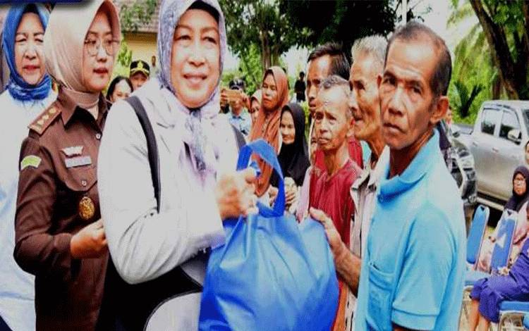 Ketua DPRD Apresiasi Operasi Pasar Murah Dinas Dinas Perdagangan dan Perindustrian Barut