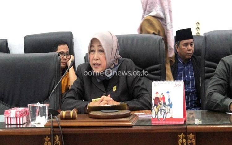 Ketua DPRD Barito Utara, Mery Rukaini MIP memimpin rapat dengar pendapat (RDP) terkait pelayanan kesehatan RSUD Muara Teweh dan puskesmas. (foto: Dhani)