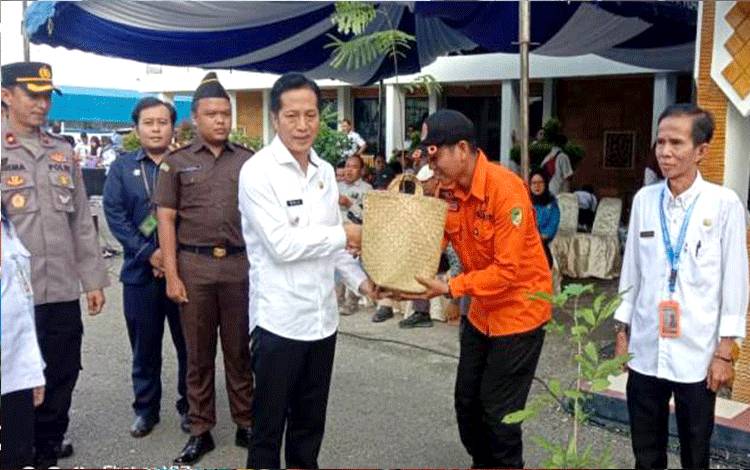 Peringati Hari Lingkungan Hidup Sedunia, DLH Barito Utara Bagikan Bibit Tanaman