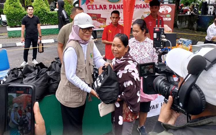 Pj Wali Kota Palangka Raya Jamin Pemerataan Sembako Murah di 30 Kelurahan