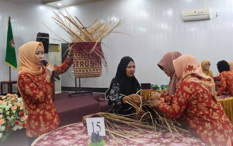 DWP Seruyan Gelar Pelatihan Ekonomi Kreatif Anyaman Purun