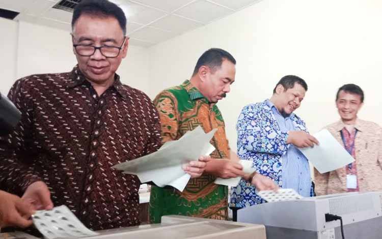 Pemusnahan prangko dan benda filateli di Pelataran Gudang Pusat PT Pos, Jalan Jakarta, Kota Bandung, Jumat (7/6/2024). (ANTARA/Dokumentasi Pribadi)
