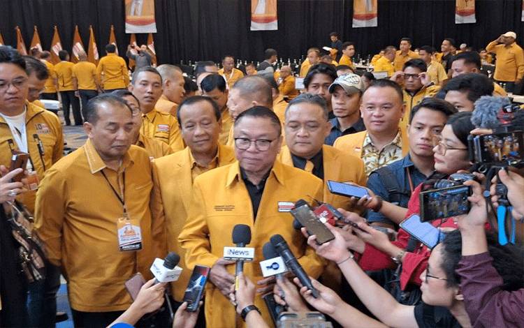 Ketua Umum Partai Hanura Oesman Sapta Odang berikan keterangan kepada wartawan usai membuka Rapimnas Partai Hanura di Jakarta Utara, Jumat malam (7/6/2024). ANTARA/Fianda Sjofjan Rassat