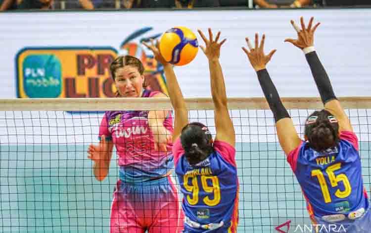 Pevoli putri Jakarta Electric PLN Yolla Yulianan (kanan) dan Nurlaili Kusumah (tengah) menahan smes dari pevoli putri Jakarta Livin Mandiri Karsta Frances (kiri) dalam pertandingan PLN Mobile Proliga 2024 putaran kedua minggu kedua di GOR Indoor Jalak Harupat, Kabupaten Bandung, Jawa Barat, Jumat (7/6/2024). Jakarta Electric PLN mengalahkan Jakarta Livin Mandiri dengan skor 3-0 (25-19, 25-22 dan 26-24). ANTARA FOTO/Raisan Al Farisi /tom.