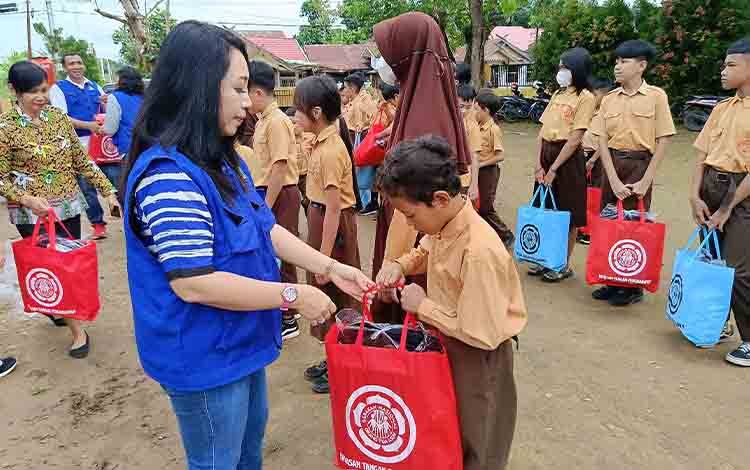 Yayasan Tangan Pengharapan Salurkan 66 Paket Bantuan Pendidikan